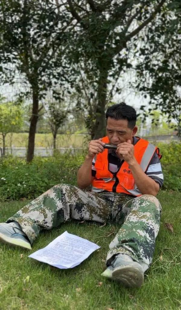 在华强北街头弹钢琴的他,这次登上了音乐厅! 在华强北街头弹钢琴的他,这次登上了音乐厅!