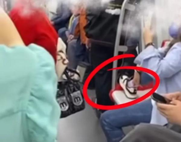 地铁上用脚占座!女子与大妈大打出手! 地铁上用脚占座!女子与大妈大打出手!