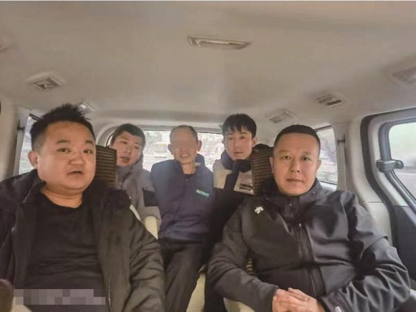 抓捕逃犯时一名可疑男子引起警方注意，竟牵出一桩20年前的血案……