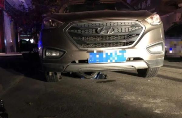 一意孤行!强行冲卡还辱骂交警! 一意孤行!强行冲卡还辱骂交警!