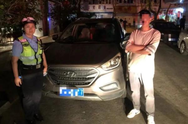 一意孤行!强行冲卡还辱骂交警! 一意孤行!强行冲卡还辱骂交警!