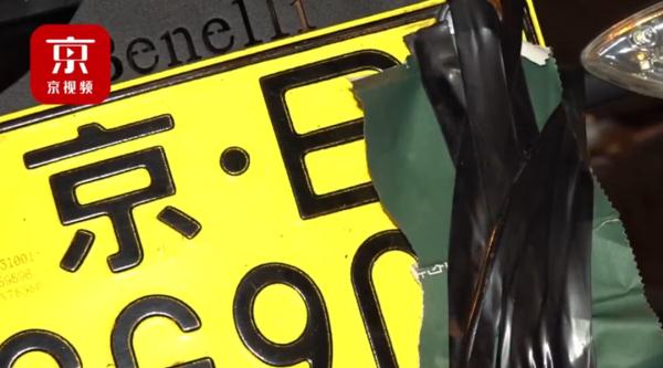 北京深夜，男子二环里骑摩托遮挡号牌，还试图闯卡！