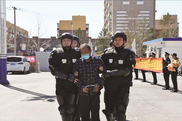 一时冲动酿成血案,逃亡30年惶惶不可终日,被捕后他终于如释重负…… 一时冲动酿成血案,逃亡30年惶惶不可终日,被捕后他终于如释重负……