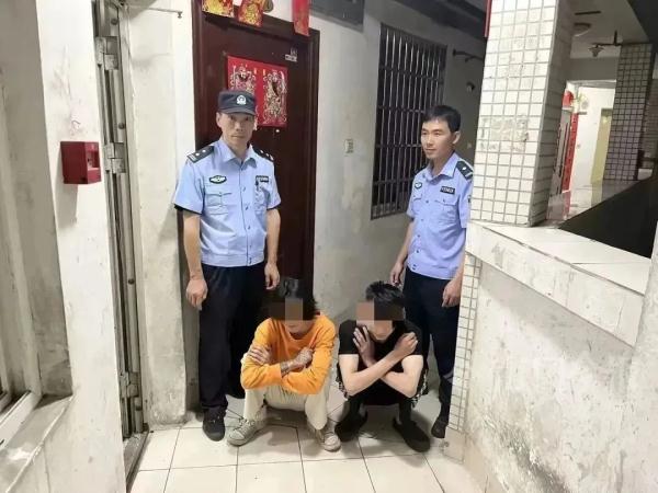 被拍下来了!柳州两男子凌晨偷偷干这事,连居民家门口都不放过 被拍下来了!柳州两男子凌晨偷偷干这事,连居民家门口都不放过