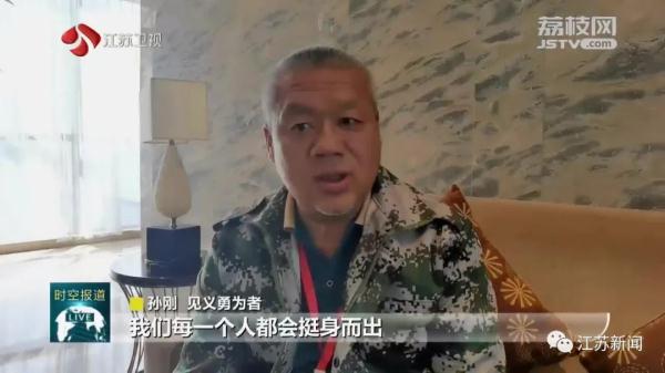 男子骑车去买菜，中途却一头扎进河里！原来→