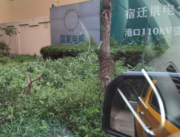 供电小哥巡视变电站，随手报警立了一功！