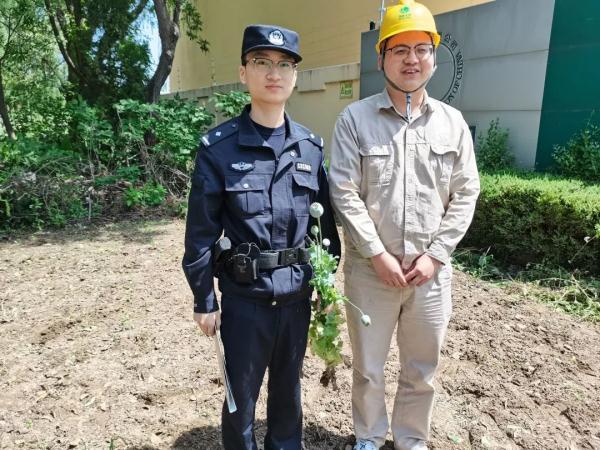 供电小哥巡视变电站，随手报警立了一功！