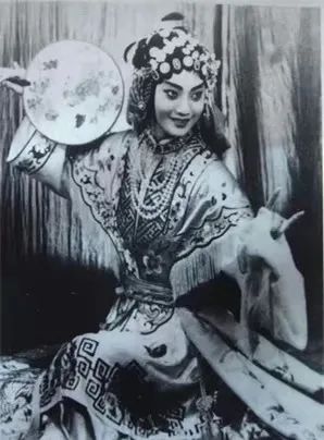 大有来头！坐轮椅耍火棍的97岁奶奶曾与梅兰芳同台