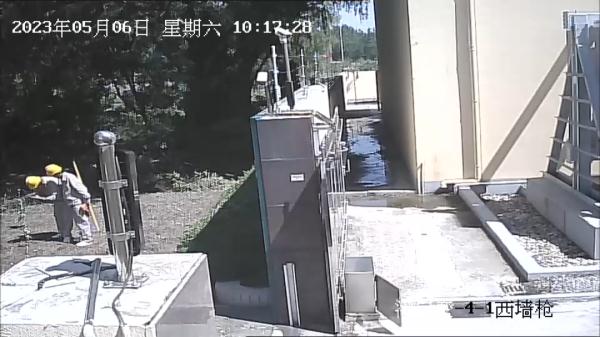 供电小哥巡视变电站，随手报警立了一功！