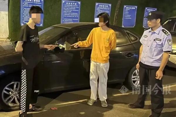 被拍下来了!柳州两男子凌晨偷偷干这事,连居民家门口都不放过 被拍下来了!柳州两男子凌晨偷偷干这事,连居民家门口都不放过