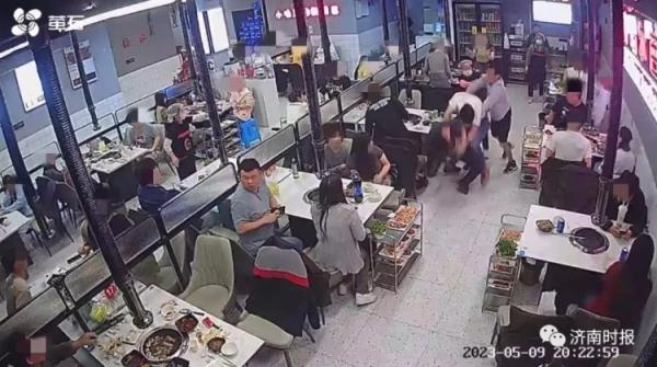 3名女生疑遭多名邻桌男子骚扰,事发烤肉店回应,警方介入 3名女生疑遭多名邻桌男子骚扰,事发烤肉店回应,警方介入