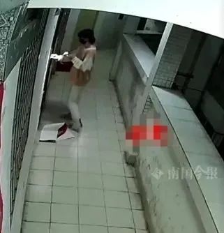 被拍下来了!柳州两男子凌晨偷偷干这事,连居民家门口都不放过 被拍下来了!柳州两男子凌晨偷偷干这事,连居民家门口都不放过