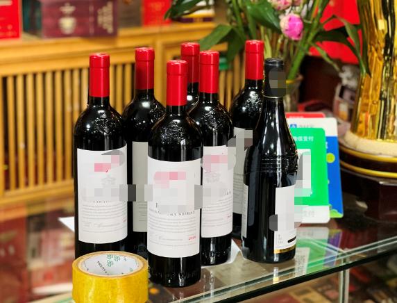 一桌子假酒还标价3万老板却说是摆设你比酒还假