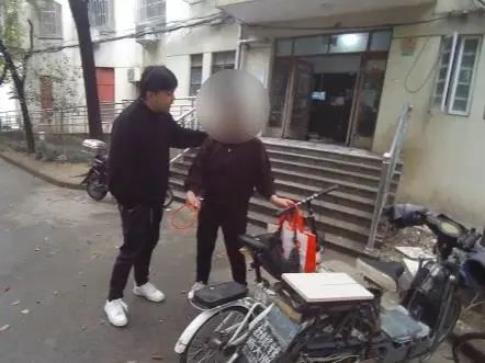 锁住偷来的车还“以旧换新”?两名蟊贼上演“花式偷车” 锁住偷来的车还“以旧换新”?两名蟊贼上演“花式偷车”