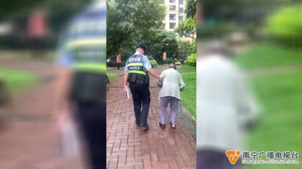 95岁老奶奶在雨中徘徊，随后将一张小纸片交给民警……