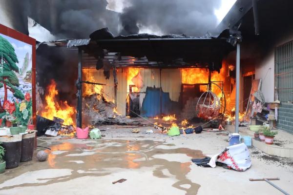 惊险！院内杂物起火 消防紧急救援