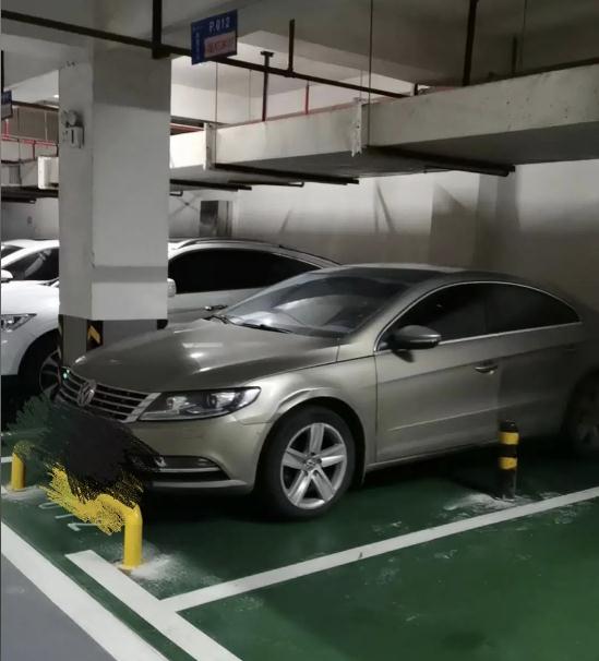 女子霸停车位数月拒绝挪车，还要“看合同”！沟通无果，业主一怒直接焊死......