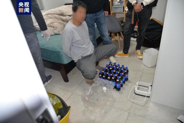 缉毒现场曝光!警察冲进窝点时制毒的锅还在冒泡 缉毒现场曝光!警察冲进窝点时制毒的锅还在冒泡