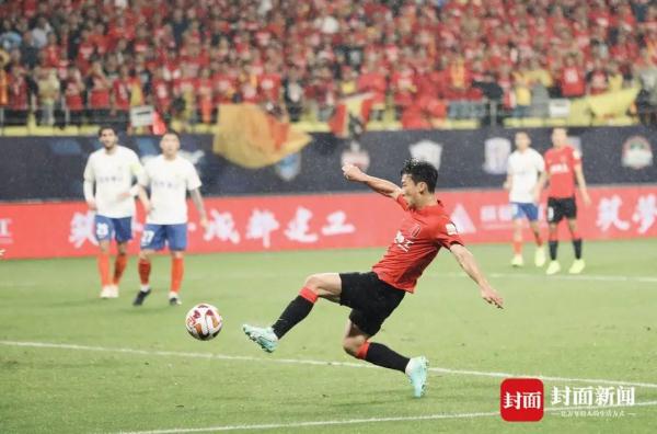 雨中激战！成都蓉城主场再次燃爆！现场标语戳中泪点