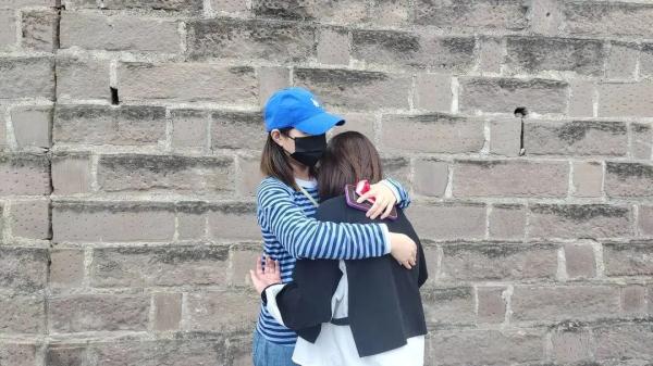 带着二审判决书，她在孩子骨灰存放地失声痛哭……