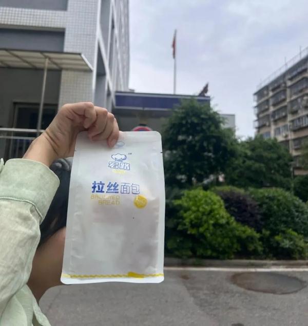 女子在派出所门口举着面包打卡，原因令人暖心......