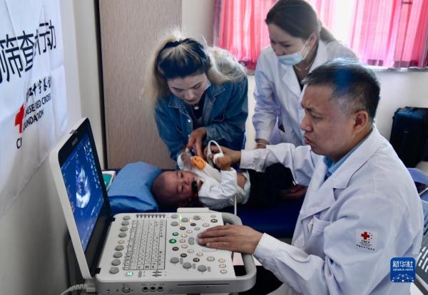 爱心送到天山脚下