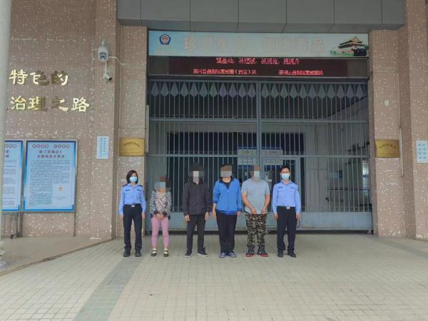 民房传出疯狂欢呼声,结果多人被抓! 民房传出疯狂欢呼声,结果多人被抓!