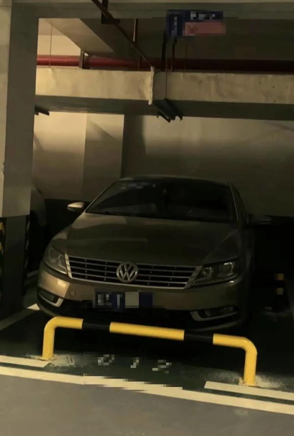 女子霸停车位数月拒绝挪车，还要“看合同”！沟通无果，业主一怒直接焊死......