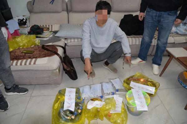 云南玉溪警方破获首例利用鸦片液制造“卡苦”毒品案 云南玉溪警方破获首例利用鸦片液制造“卡苦”毒品案