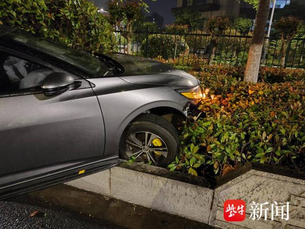 深夜驾车冲上绿岛后逃逸,涉醉驾男子跑了500米跑不动了,结果—— 深夜驾车冲上绿岛后逃逸,涉醉驾男子跑了500米跑不动了,结果——