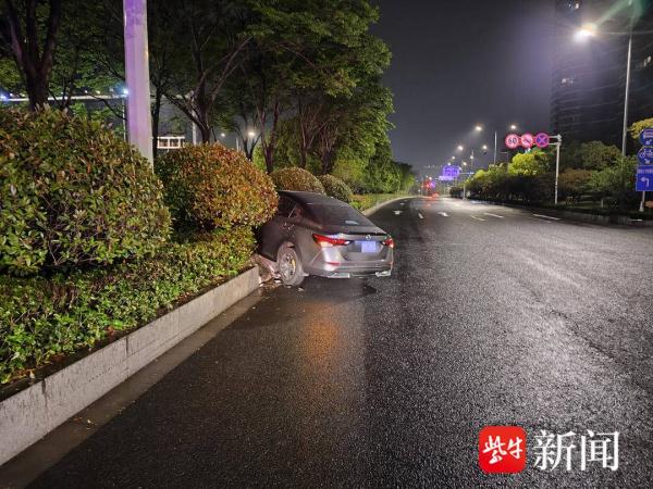 深夜驾车冲上绿岛后逃逸,涉醉驾男子跑了500米跑不动了,结果—— 深夜驾车冲上绿岛后逃逸,涉醉驾男子跑了500米跑不动了,结果——