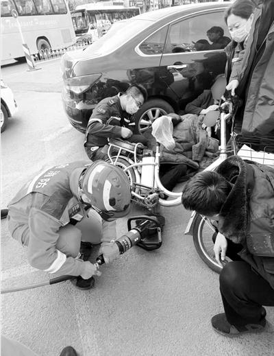 沈阳一男子骑行遭遇车祸，自行车踏板轴刺入足底