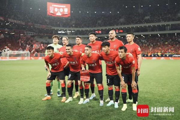 雨中激战！成都蓉城主场再次燃爆！现场标语戳中泪点