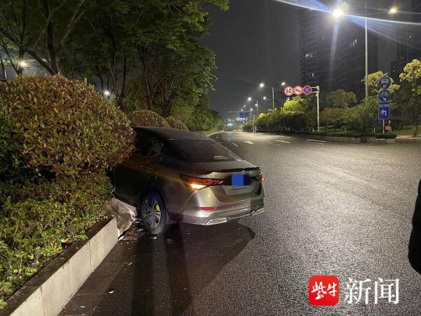 深夜驾车冲上绿岛后逃逸,涉醉驾男子跑了500米跑不动了,结果—— 深夜驾车冲上绿岛后逃逸,涉醉驾男子跑了500米跑不动了,结果——