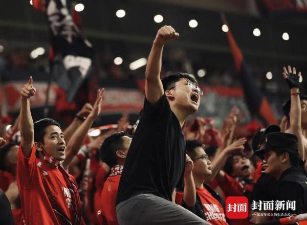 雨中激战！成都蓉城主场再次燃爆！现场标语戳中泪点