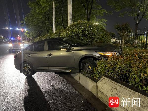 深夜驾车冲上绿岛后逃逸,涉醉驾男子跑了500米跑不动了,结果—— 深夜驾车冲上绿岛后逃逸,涉醉驾男子跑了500米跑不动了,结果——