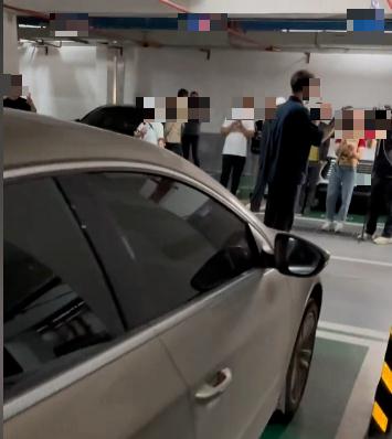 女子霸停车位数月拒绝挪车，还要“看合同”！沟通无果，业主一怒直接焊死......