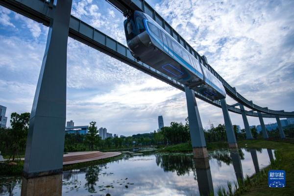 驶向未来！“光谷光子号”空轨建成试跑