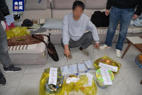 缉毒现场曝光!警察冲进窝点时制毒的锅还在冒泡 缉毒现场曝光!警察冲进窝点时制毒的锅还在冒泡