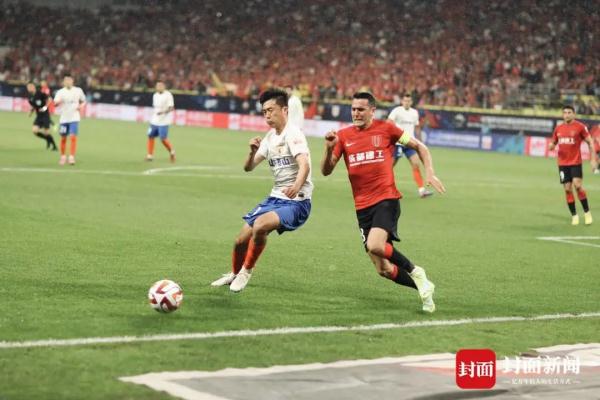 雨中激战！成都蓉城主场再次燃爆！现场标语戳中泪点