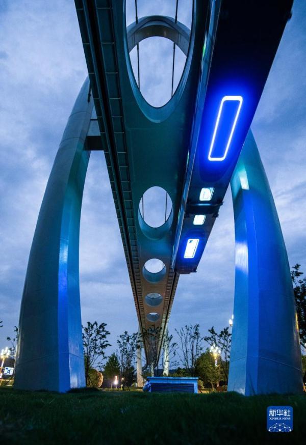 驶向未来！“光谷光子号”空轨建成试跑