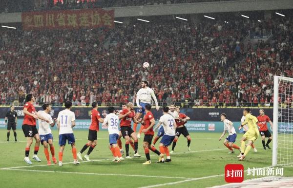 雨中激战！成都蓉城主场再次燃爆！现场标语戳中泪点