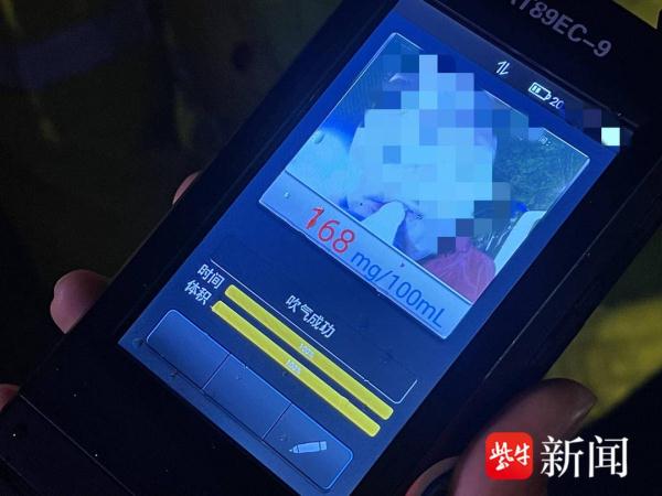 深夜驾车冲上绿岛后逃逸,涉醉驾男子跑了500米跑不动了,结果—— 深夜驾车冲上绿岛后逃逸,涉醉驾男子跑了500米跑不动了,结果——