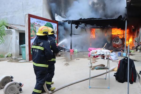 惊险！院内杂物起火 消防紧急救援
