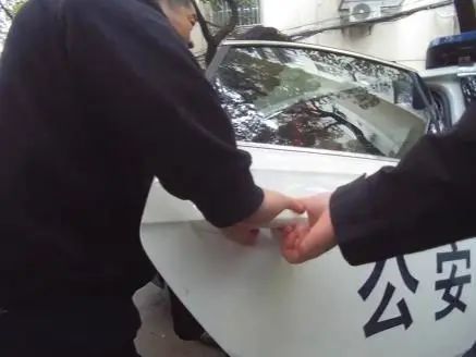 锁住偷来的车还“以旧换新”?两名蟊贼上演“花式偷车” 锁住偷来的车还“以旧换新”?两名蟊贼上演“花式偷车”