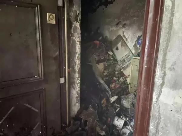 惊险！院内杂物起火 消防紧急救援