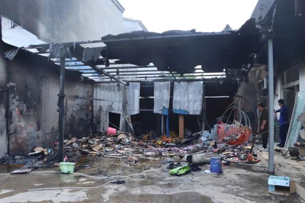 惊险！院内杂物起火 消防紧急救援