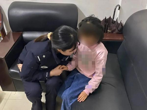 发现孩子偷钱怎么办？网友们吵翻了！民警：用对方法，比扭送派出所更合适！
