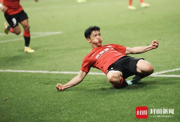 雨中激战！成都蓉城主场再次燃爆！现场标语戳中泪点