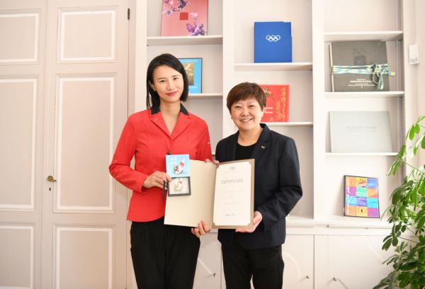 奥运冠军徐莉佳向国际奥委会赠送个人比赛装备和自传